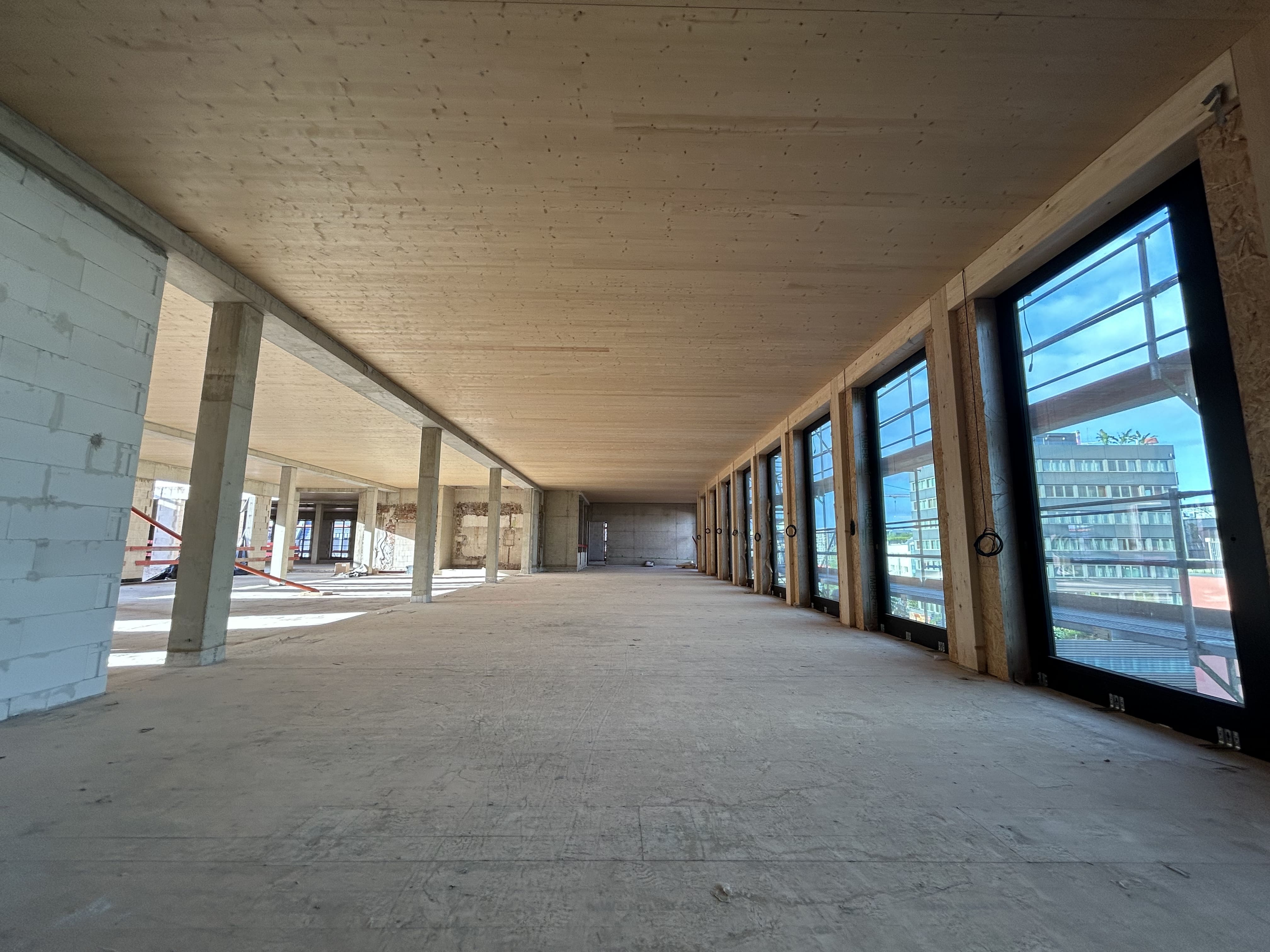 Weitläufiger Blick durch das Etageninnere des MACO-Gebäudes in Köln mit großen Fenstern